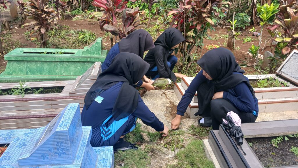 Bakti Sosial Sambut Ramadhan 1447 H, SMKN 1 Ampelgading Lestarikan Tradisi Nyekar
